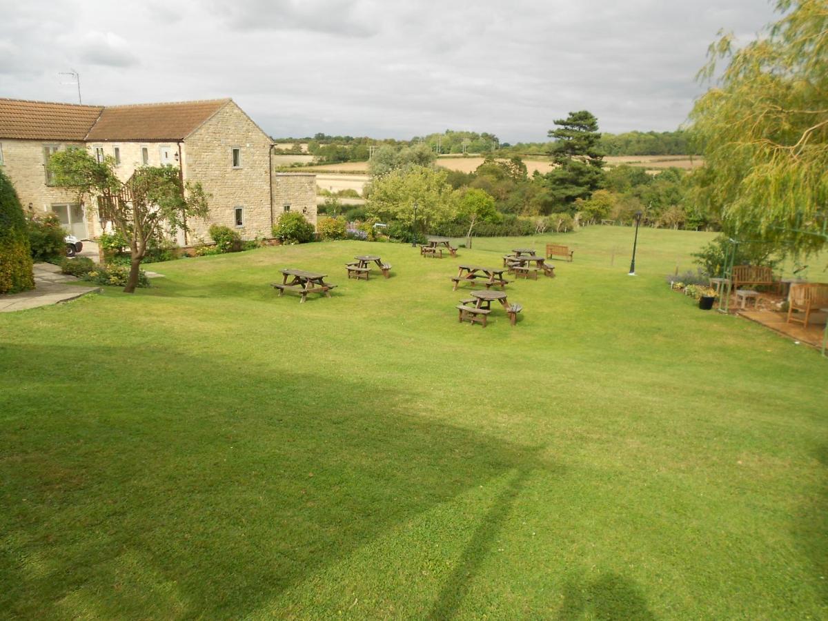 Willoughby Arms Hotel Little Bytham Bagian luar foto